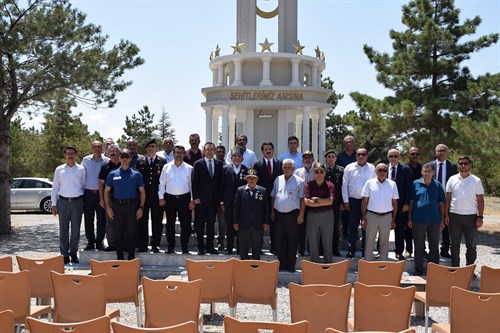 15 Temmuz Demokrasi ve Milli Birlik Günü kapsamında Şehitlik Anıtına karanfil bırakıldı 