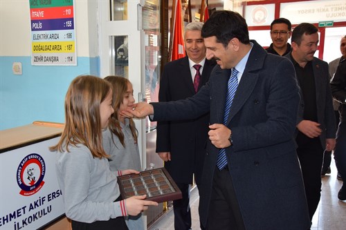 Kaymakamımız Şenol ÖZTÜRK, Mehmet Akif Ersoy İlkokulu’nda Öğrencilere Karne Dağıttı