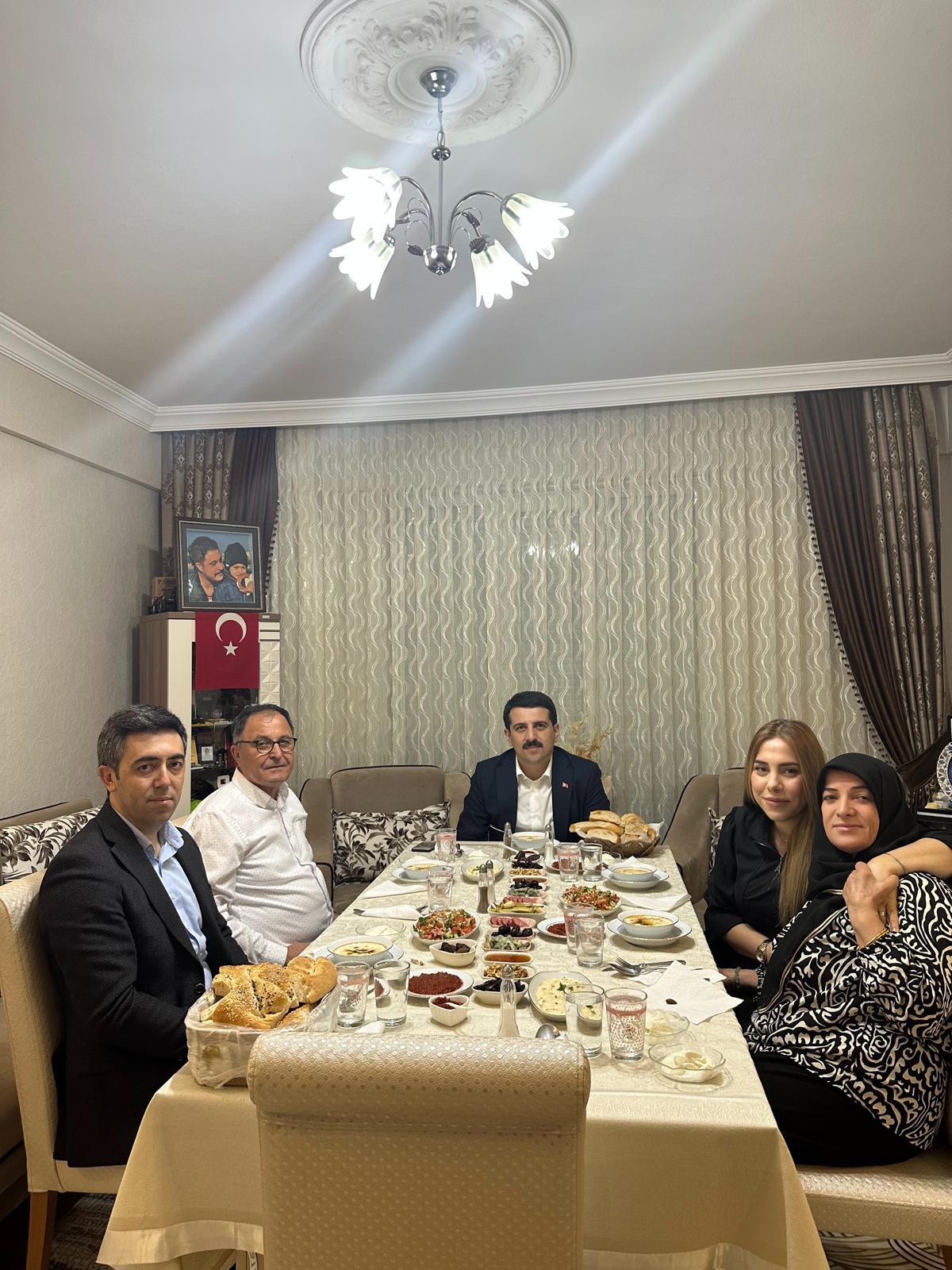 Kaymakamımız Şenol ÖZTÜRK ve eşi Ebru ÖZTÜRK, Şehidimiz Ahmet Serkan Yarımoğlu’nun ailesinin iftar sofrasına misafir oldu