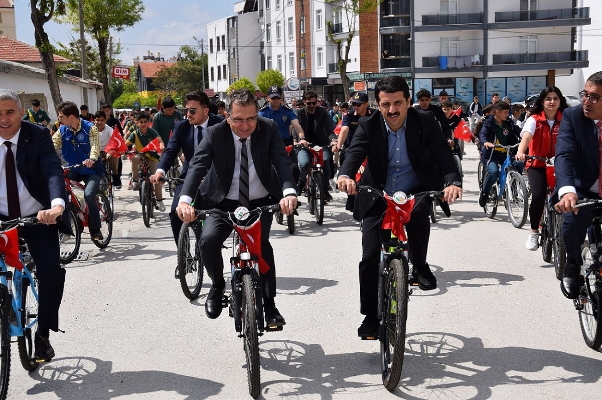 İlçemiz ’de 15-21 Mayıs Gençlik Haftası etkinlikleri kapsamında “Spor İçin Pedalları Çevir” sloganıyla bisiklet turu düzenlendi