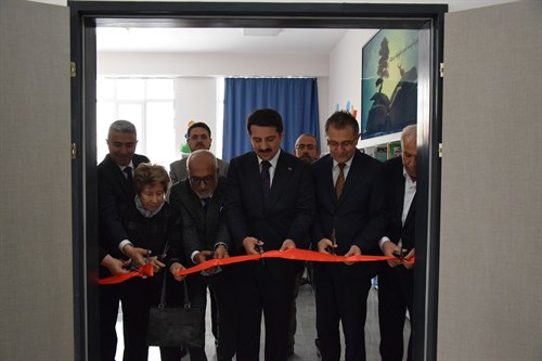 Kaymakamımız Şenol Öztürk, İsmet Büyükyaylacı İlkokulu’nda hayırseverlerin desteğiyle kurulan Ümmühan Gülşen Cantürk Kütüphanesi açılışına katıldı