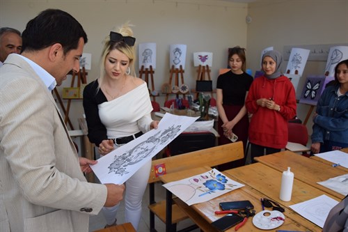 Kaymakamımız Şenol Öztürk, Halk Eğitimi Merkezi’ni Ziyaret Ederek Kursiyerlerle bir araya geldi.