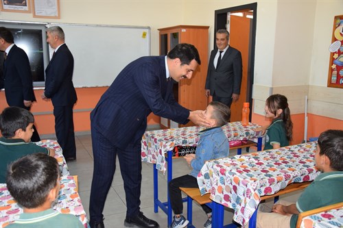 Kaymakamımız Şenol Öztürk Karne Gününde Minik Kalplerle Buluştu