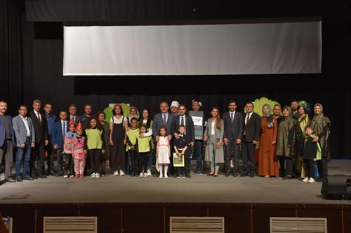 Gazi Mustafa Kemal İlkokulu öğretmen ve öğrencileri tarafından hazırlanan Sıfır Atık, Geri Dönüşüm Sergisi ve Tiyatro gösterimine katıldılar